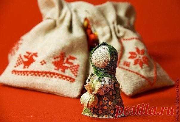 Подорожница - славянская обрядовая кукла, которую давали в дорогу страннику, чтобы тому сопутствовала удача. Обычно ее делала мать сыну или жена мужу, при этом брать ее в руки мог только тот, кто делал куклу и тот, кому она предназначалась.

Как и у всех славянских кукол, у подорожницы нет лица, чтобы в нее не вселились злые духи. В руках у подорожницы кулек с зерном, чтобы путник всегда мог найти себе еду, или с землей из-под родного порога, или с золой из очага родного д...