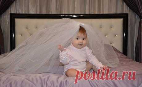 Гуляет Славик и Лена на улице. Славик сообщает Лене: 
- Лена, ты дырявая! 
Лена: 
- Я не дырявая!
- Ты дырявая! 
- Нет, я не дырявая! 
Славик поясняет: 
- У тебя в носу дырки. Ты дырявая!