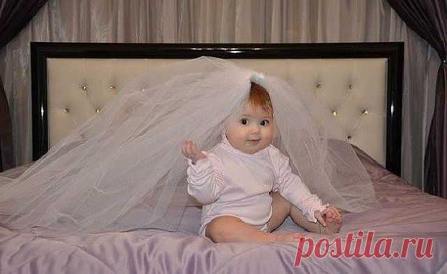 Гуляет Славик и Лена на улице. Славик сообщает Лене: 
- Лена, ты дырявая! 
Лена: 
- Я не дырявая!
- Ты дырявая! 
- Нет, я не дырявая! 
Славик поясняет: 
- У тебя в носу дырки. Ты дырявая!