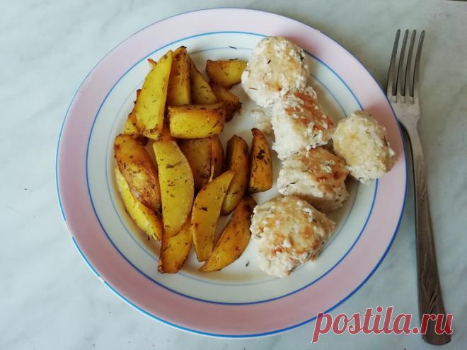 Сочные и нежные куриные фрикадельки в сливках - Пир во время езды Это простое, но очень вкусное блюдо станет прекрасным вариантом сытного обеда или ужина, а также украсит праздничный стол. Я знаю этот рецепт давно и обычно готовлю его на праздники – Новый Год, День Рождения, и гости всегда довольны. Да и в повседневной жизни частенько балую домашних этим нежным блюдом. Кстати, детям куриные фрикадельки тоже придутся […]