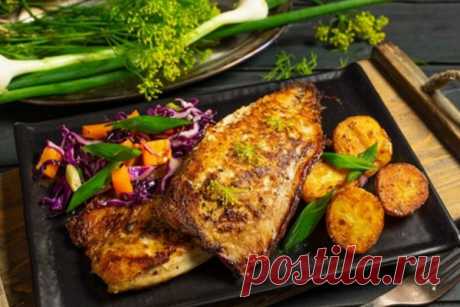 Скумбрия в духовке: самый быстрый и вкусный рецепт
Скумбрия в духовке — готовим рыбу всего 15 минут! Многим не нравится жареная скумбрия за её запах, что и говорить, если готовить на сковородке, как обычную рыбку, то пахнет не очень аппетитно. Однако скумбрия вкусная и полезная, к тому же недорогая, и выход всегда есть. Попробуйте приготовить скумбрию по данному рецепту, поверьте, это находка.
