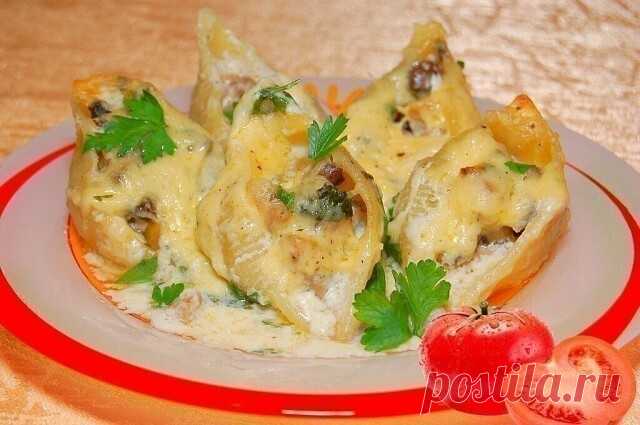 Фаршированные запеченные макароны Ракушки в сырном соусе под корочкой.