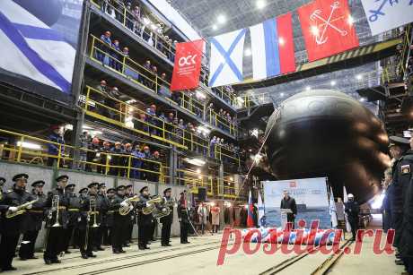 2021 март. В Санкт-Петербурге на Адмиралтейский верфях спущена на воду новая подлодка для ВМФ России - большая дизель-электрическая подводная лодка  (ДЭПЛ) «Магадан» проекта 06363 (636.3) «Варшавянка» (по классификации НАТО - «Чёрная дыра»)
