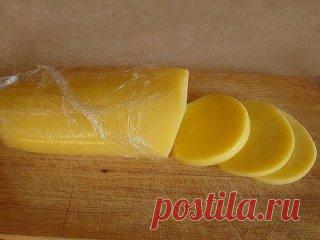 Готовим свой домашний сыр. Не хуже импортного! 6 рецептов приготовления. 
Ароматный домашний сыр 
Ингредиенты: 
1л кефира 
1л молока 
6 яиц 
4 ч. ложки соли (или по вкусу) 
1/3 ч. ложки красного острого перца 
щепотка тмина 
1 зубчик чеснока 
небольшой пучок разной зелени: укроп, кинза, зелёный лук 
Готовим: 
1. В кастрюлю вылить молоко и кефир, поставить на плиту. Не доводя до кипения, влить тонкой струйкой в горячую молочно-кефирную смесь слегка взбитые с солью яйца. Довести до кипения и ва