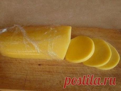 Готовим свой домашний сыр. Не хуже импортного! 6 рецептов приготовления. 
Ароматный домашний сыр 
Ингредиенты: 
1л кефира 
1л молока 
6 яиц 
4 ч. ложки соли (или по вкусу) 
1/3 ч. ложки красного острого перца 
щепотка тмина 
1 зубчик чеснока 
небольшой пучок разной зелени: укроп, кинза, зелёный лук 
Готовим: 
1. В кастрюлю вылить молоко и кефир, поставить на плиту. Не доводя до кипения, влить тонкой струйкой в горячую молочно-кефирную смесь слегка взбитые с солью яйца. Довести до кипения и ва