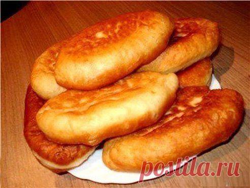 Хозяйке необходимо испечь 6 пирожков. Как ей справиться за 15 минут, если на сковороде помещается только 4 пирожка, а с каждой стороны пирожок должен печься 5 минут?
Если знаешь ответ пиши в комментариях. Ответ в низу)))   



Ответ: Кладем 4 пирожка – пять минут;
 2 пирожка переворачиваем, 2 снимаем, кладем 2 новых, еще не обжаренных, – пять минут;
 2 пирожка снимаем, 2 переворачиваем, кладем 2 недожаренных с первой партии – пять минут