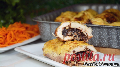 Их нужно попробовать, словами не передать этот вкус! Куриные рулеты с черносливом и грецкими орехами - запись пользователя Людмила Попова в сообществе Болталка в категории Кулинария Сегодня готовлю куриные рулеты, запеченные в духовке, с пикантной начинкой из чернослива с грецкими орехами, зеленью и чесноком. Они получаются сочными, с насыщенным вкусом и превосходным ароматом. Отличное блюдо к праздничному столу.