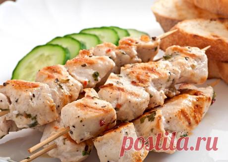 Сочный куриный шашлык на шпажках в духовке | Кухня по-домашнему | Пульс Mail.ru/ Филе куриное (грудка) – 1 кг.===
Сметана (20-25% жирности) – 200 мл.===
Томатная паста – 1 ст.ложка.===
Растительное масло, в приоритете – оливковое 80 мл.===
Специи: паприка, кориандр молотые – по 1 ч.ложке., черный перец  ½ ч.ложки.
Соль – 1,5 ч.ложки.