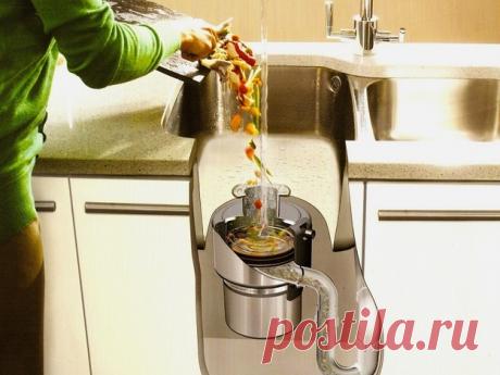 Совет №6: установите диспоузер для переработки органического мусора

Измельчитель бытовых отходов (или диспоузер) – полезная в хозяйстве вещь. Он позволяет избежать засора в трубах и уменьшить объемы пищевых отходов. Обычно диспоузер крепится под мойкой и подсоединяется с одной стороны к канализации, а с другой – к сливному устройству. Диспоузер превращает весь органический мусор (овощи, арбузные корки, яичную скорлупу, рыбные и небольшие мясные кости) в мельчайшие частички и смывает их в кана