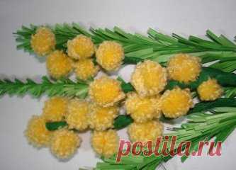 МИМОЗА ИЗ ПОМПОНЧИКОВ. 
Для изготовления букетика мимозы вам понадобятся: 
– нитки желтые для вязания, чем пушистее, тем лучше, обычно это нити с большим содержанием акрила 
– проволока, 
– гофрированная зеленая бумага, 
– двусторонняя зеленая бумага, 
– шпажки деревянные длинные, 
– клей ПВА, 
– ножницы. 
Как показано на фото, наматываем жёлтые нитки на ножницы, после чего сдвигаем их немного к концу лезвия и пропускаем сквозь моток проволоку. Плотно затянув петлю из проволоки разрезаем получ