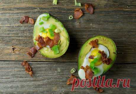 Авокадо, запеченный с яйцом и беконом.