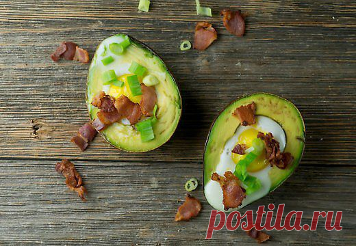 Авокадо, запеченный с яйцом и беконом.
