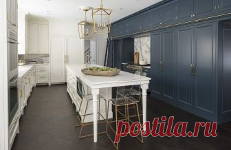 23 Kitchens with Two-Toned Cabinetry Rather than opting for cabinets in a single color, consider adding visual interest to a kitchen by incorporating multiple shades. From navy and white to mint green and natural wood, see how Dering Hall talents embraced a range of daring cabinetry tones in these enviable kitchen designs.
