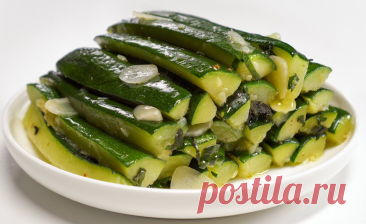 Пикантная закуска из кабачков Нейтральный вкус кабачков, в сочетании ароматами базилика и мяты, делает этот салат неповторимым. Приготовить такой салат проще, чем запекать, для этого вам понадобится не более 15...