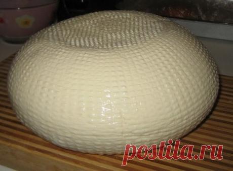 ДОМАШНИЕ СЫРЫ - 15 ВАРИАНТОВ ПРИГОТОВЛЕНИЯ.

Приготовление домашнего сыра - не такая сложная задача, как может показаться на первый взгляд. Раскрываем секреты приготовления. Хочу предложить Вам очень вкусные и довольно простые рецепты домашних сыров. Часто для этого нужны всего лишь молоко и лимон...

1. Домашний сыр с куркумой

Для приготовления нам нужно: 

- Молоко-жирностью 3,2% или более, 1 литр;
- Кефир-жирностью 3,2% или более, 1 литр;
- Яйцо- 3 шт;
- Зелень;
- Курк...