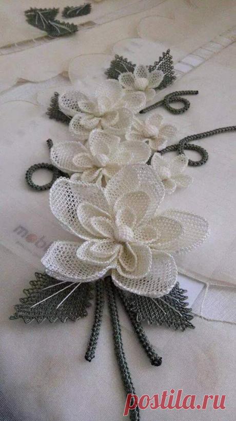 Когда игла становится волшебной: создание кружева в технике ойя - Домоводство - медиаплатформа МирТесен Оказывается, что с иглой в руках можно не только шить, но и плести кружева. История техники плетения игольного кружева уходит вглубь веков. Сегодня его широко используют в объемной вышивке. Ойя, оя, ойялари — вот лишь некоторые из названий плетеных украшений, по сей день являющимися особенностью