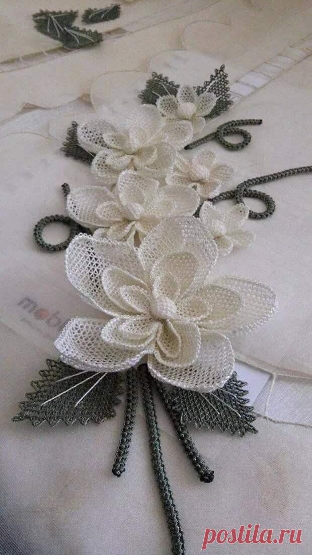 Когда игла становится волшебной: создание кружева в технике ойя - Домоводство - медиаплатформа МирТесен Оказывается, что с иглой в руках можно не только шить, но и плести кружева. История техники плетения игольного кружева уходит вглубь веков. Сегодня его широко используют в объемной вышивке. Ойя, оя, ойялари — вот лишь некоторые из названий плетеных украшений, по сей день являющимися особенностью