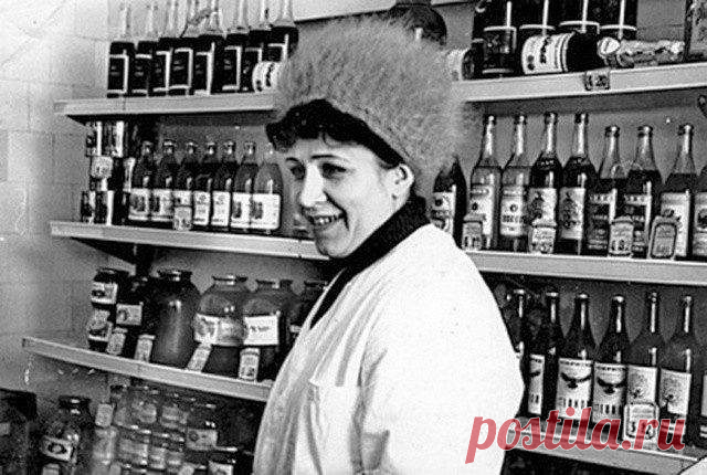 ПОСВЯЩАЕТСЯ ТЕМ, КТО ЭТО ПИЛ И ДОЖИЛ ДО НАШИХ ДНЕЙ...
Золотая осень, 1 руб.15 коп. — прозванное в народе «Зося».
Вазисубани, 2 руб.00 коп. — «С Васей в баню».
Портвейн 777, 3 руб.40 коп. — «Три топора», «Лесоповал».
Билэ мицне, 1 руб.70 коп. — «Биомицин».
Вермут, 1 руб. 50 коп. — «Вера Михайловна», «Вермуть».
(Импортозамещение, оказывается, было актуально и во времена Советского Союза).
Аромат садов, 1 руб. 80 коп. - «Аромат задов».
Осенний сад, 1 руб. 70 коп. - «Плодово-в...