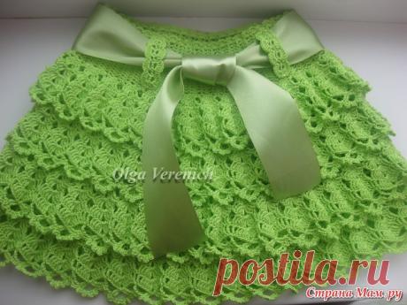 Юбочка от Ольги Веренич.
Автор юбочки Ольга Веренич https://olga-verenich.stranamam.ru/

Вязала из Пехорки Успешная, 50гр/220м на возраст 4-5 лет, крючок №1,5, расход 4 моточка (200 гр). 

Некоторые схемы нам всем в помощь я позаимствовала у Таши  Подаковой.
Сначала вяжется поясок по обхвату бедер - ФОТО №3
В сетке равномерно прибавляем по схеме 3 - ФОТО №4 

Сетку вязала - 1 столбик с накидом, 1 воздушная петля. Расстояние между рюшами 8 рядов сетки. В первых двух верхних ...