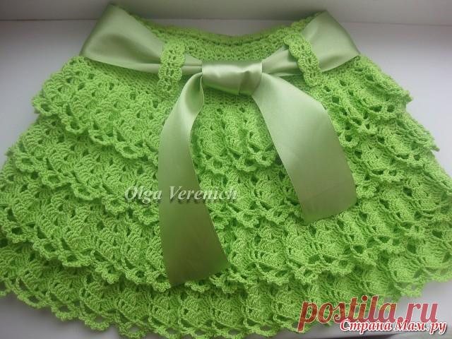 Юбочка от Ольги Веренич.
Автор юбочки Ольга Веренич http://olga-verenich.stranamam.ru/

Вязала из Пехорки Успешная, 50гр/220м на возраст 4-5 лет, крючок №1,5, расход 4 моточка (200 гр). 

Некоторые схемы нам всем в помощь я позаимствовала у Таши  Подаковой.
Сначала вяжется поясок по обхвату бедер - ФОТО №3
В сетке равномерно прибавляем по схеме 3 - ФОТО №4 

Сетку вязала - 1 столбик с накидом, 1 воздушная петля. Расстояние между рюшами 8 рядов сетки. В первых двух верхних ...