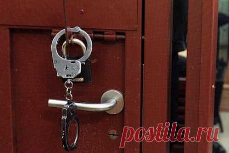 Бывших силовиков из рок-группы осудили на 19 лет за поджог военкомата. Центральный окружной военный суд приговорил к 19 годам лишения свободы двоих участников рок-группы Room 32 за поджог военкомата в Бакале Челябинской области. Подсудимые являются отставными силовиками: Роман Насрыев служил в Росгвардии и имеет звание старшего сержанта, а Алексей Нуриев — старшина МЧС.