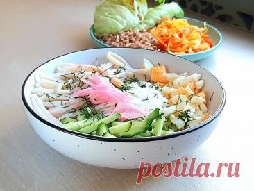 Пример сытного высокобелкового обеда на 526 ккал от Валентины Пейппо: салат с кальмарами и рубленым отварным яйцом, гарнир и десерт | Nice&Easy | Дзен