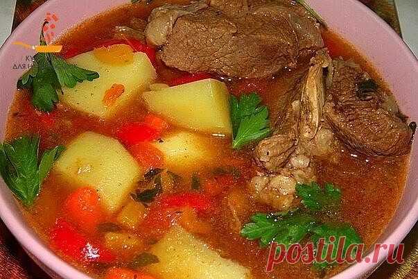 Шурпа из говядины

Шурпа это восточный, густой и очень наваристый суп, лучше всего его варить в казане, мясо брать на кости, для насыщенности .Суп получается очень вкусным .Рецептов я нашла очень много, но решила остановится на этом и не пожалела
⠀
Ингредиенты:
⠀
Говядина на кости или мякоть и рёбрышки - 800 гр
Репчатый лук - 2 шт
Помидоры без кожицы - 3 шт
Морковь - 2 шт (среднего размера )
Болгарский перец - 2 шт (желательно разного цвета )
Картофель - 6-7 шт
Чеснок - 5 ...
