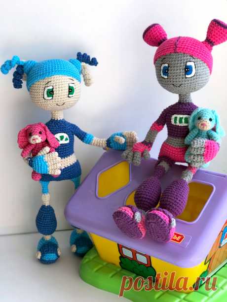 PDF Робот с зайкой крючком. FREE crochet pattern; Аmigurumi toy patterns. Амигуруми схемы и описания на русском. Вязаные игрушки и поделки своими руками #amimore - большая кукла в виде робота из обычной пряжи, куколка девочки робота с маленьким зайкой.