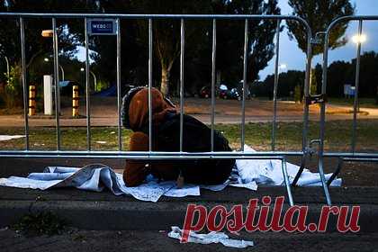 Нидерланды отменили проект по размещению 1,5 тысячи украинских беженцев. Нидерланды отменили проект по размещению от 500 до 1,5 тысяич украинских беженцев в муниципалитете Пурмеренд. Проект предполагал размещение на территории муниципалитета беженцев сроком от десяти до пятнадцати лет в нескольких сотнях временно построенных домах, однако местные жители выступили против идеи.