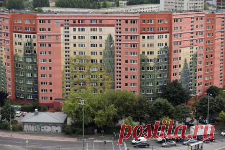 Расписной дом в Берлине Это удивительное здание, под названием «Wohngenossenschaft Soldaritaet coop», расположено в Берлине, Германия. Удивительно оно тем, что вся его фасадная часть покрыта рисунками, изображающими деревья, животных и людей. В общей сложности рисунки покрывают 22 тысячи квадратных метров, что...