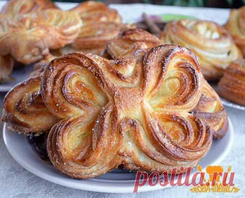 Плюшки с сахаром (рецепт с фото) Чтобы приготовить пышные плюшки с сахаром, надо сделать тесто для плюшек по этому замечательному рецепту. Рецепт плюшек с подробными фото как заворачивать и