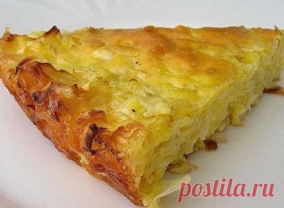 Капустный пирог для ленивых 
Ингредиенты: 
● капуста – около 0,5 кг 
● растительное масло - для смазывания формы 
● сливочное масло – 50 г 
● разрыхлитель – 5 г 
● мука – около 6 ст. ложек с горкой 
● яйцо – 3 шт. 
● соль – 0,5-1 ч.л. (в зависимости от вашего вкуса) 
● сметана – 5 ст. ложек 
● майонез – 3 ст. ложки 
● перец черный – по вкусу 
Приготовление: 
Капусту рубим мелко и мнем руками. Форму для запекания смазываем растительным маслом и выкладываем в неё капусту...