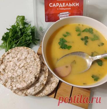 Нежный суп-пюре из тыквы, картофеля, моркови и лука с кусочками отварных сарделек.