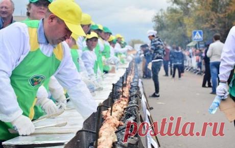 Шашлык из куриной грудки на мангале длиной более 200 метров приготовили в Казахстане | В мире