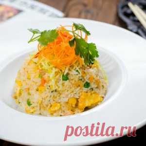 Китайский жареный рис с цыпленком и креветками