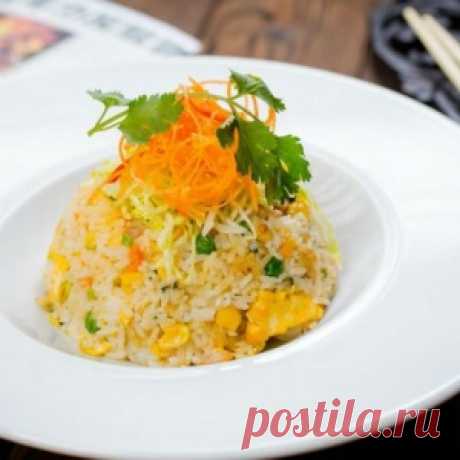 Китайский жареный рис с цыпленком и креветками
