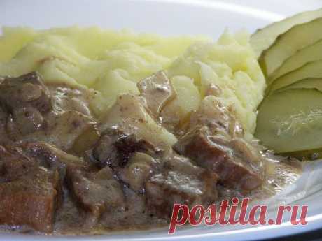 Побалуем семью вкусненько! Мясная подливочка с пюре и соленым огурчиком