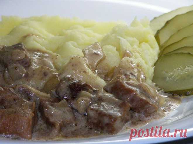 Побалуем семью вкусненько! Мясная подливочка с пюре и соленым огурчиком