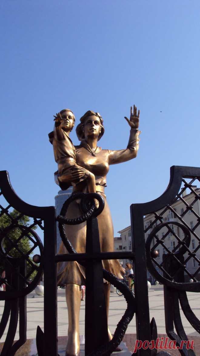 Скульптура на морском вокзале."Морячка" автор Александр Суворов.