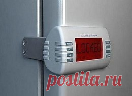 Замок, блокирующий дверцы холодильника в заданный промежуток времени