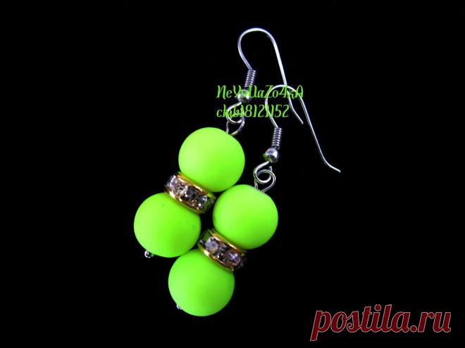 серьги c камнями 
Материал:бусины,металлическая фурнитура под серебро.
цена:160 р.