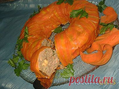 Ароматный, дико красивый рулет, подойдет и для праздничного стола!

Что нам понадобится: 800 гр.фарша смешанного, 200 твёрдого сыра, 4 моркови, 2 яйца, булочка со вчерашнего дня( я часто использую панировочные сухари, 1-2ст.л. развожу в воде или молоке и сразу смешиваю с фаршем), 2 луковицы, чеснок, зелень петрушки, растительное масло, ну и конечно же: соль, пёрец чёрный и красный сладкий, кориандр.