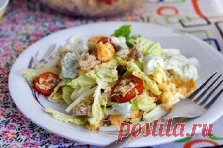 Салат "Цезарь" по-русски

Ингредиенты:

- куриная грудка (филе)
- салат «Пекинский»
- сыр твердого сорта на ваш вкус
- сухарики
- помидоры (1-2 шт).

Для соуса:
- майонез
- чеснок
- зелень
- лимон

Приготовление:

Готовим курицу. Тут на Ваш вкус – можно просто сварить, можно, уже вареную, слегка обжарить до золотистого цвета… Кто как любит.

Пока курица варится, режем капусту тонкими полосками.

Режем помидоры дольками.

Сыр натереть на мелкой терке.

К этому времени куриц...