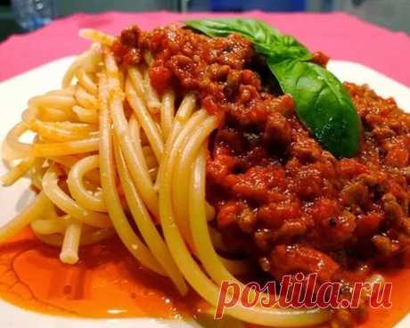 БОЖЕСТВЕННАЯ ПОДЛИВА К МАКАРОНАМ 
Топ-9 самых вкусных рецептов 
1.Сливочная подлива к макаронам с помидорами
ИНГРЕДИЕНТЫ:
● несколько зубчиков чеснока,
● пара луковиц,
● стакан жирных сливок или сметаны,
● полкило помидоров,
● базилик,
● оливковое масло,
● ложка сливочного масла,
● соль,
● перец,
● немного сушеной мелиссы,
● ложка сахара.
Приготовление:
Нарежьте пластинками чеснок, обжарьте его в оливковом масле. Когда чеснок станет золотистым, удалите его из масла и полож...