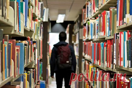 Учительница завела роман с учеником и лишилась профессии. В Великобритании учительница из графства Кент лишилась профессии из-за романа с учеником в 2008 году. Бывший подопечный 44-летней преподавательницы географии школы Oakwood Park Grammar School города Мейдстон решил рассказать о случившемся только в 2020 году, так как опасался за безопасность других учеников.