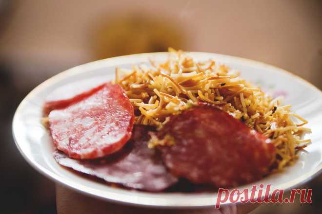 Вкусная вермишель на сковороде. Оказывается, макароны можно не только варить - Пир во время езды В наших местах, да и, пожалуй, в большей части России, жареную вермишель делают так: сначала варят ее стандартным способом, а потом обжаривают с маслом на сковороде. Делала так и я. А потом сын женился, а невестка наша оказалась с закавказскими корнями. И вот она-то нас и научила, как жарить «паутинку» по-настоящему, как делала ее армянская […]