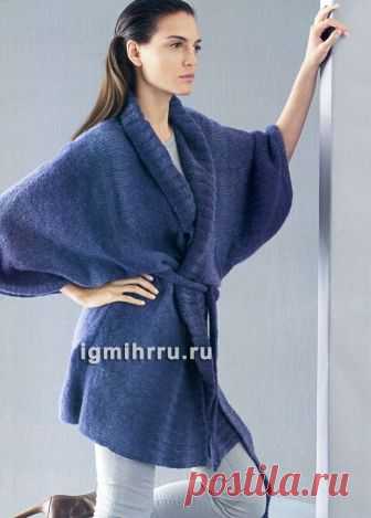Синий жакет-кимоно с широкими планками, переходящими в воротник-шальку. Вязание спицами
