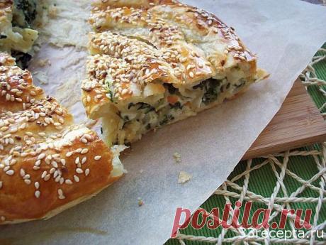 Пирог-ракушка с брынзой и шпинатом из слоеного теста