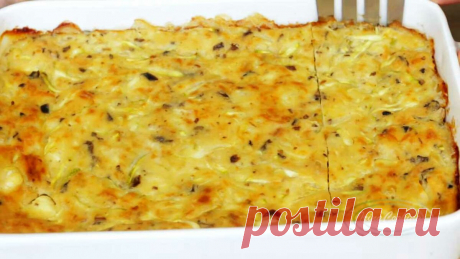 Испекла кабачковый пирог по новому рецепту, так он даже остыть не успел, съели сразу  Получился очень нежным и вкусным!
Яйцо, 4 шт.
Сахар, 1 ст.л. Разрыхлитель, 1,5 ч.л. Творог, 250 гр. Сметана, 3 ст. л. Соль, 0,5 ч.л Растительное масло, 100 мл.
Мука, 300 гр. Кабачок, 1 шт.
Чеснок, 2 зубчика Растительное масло для жарки, 1 ст л. Зелень, лук, укроп.
Приготовление: Кабачок натереть на мелкой терке, посолить и оставить на часик.
После отжать сок, смешать с яйцами, сахаром, солью, творогом, сметан…