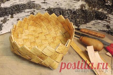 Плетем тарелку из бересты для сухого наполнения Со слов автора. Этот мастер-класс посвящён довольно редкому и очень старинному ремеслу — плетению из берестяных лент. Береста — верхний слой коры берёзы. Снаружи она белая, а изнутри золотисто-жёлтая....